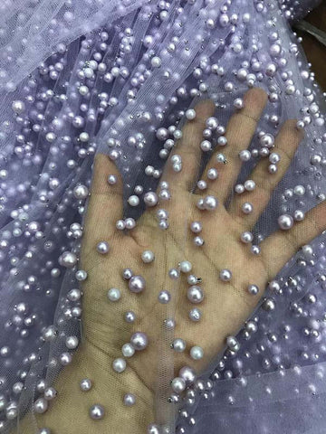 Vestido largo de fiesta color lavanda, modesto, de tul, con tirantes finos y perlas, con abertura.