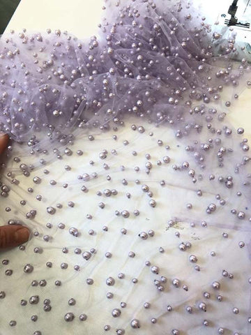 Vestido largo de fiesta color lavanda, modesto, de tul, con tirantes finos y perlas, con abertura.