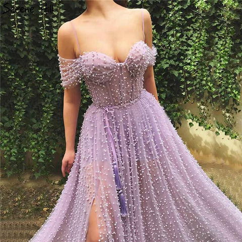 Vestido largo de fiesta color lavanda, modesto, de tul, con tirantes finos y perlas, con abertura.