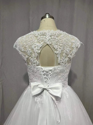 Robe de mariée bohème moderne MYYBLE, dos nu, manches courtes, grande taille, sur mesure, avec photos réelles. Collection 2022.