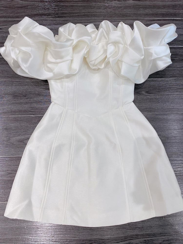 Vestido blanco de fiesta con escote con volantes Y2358