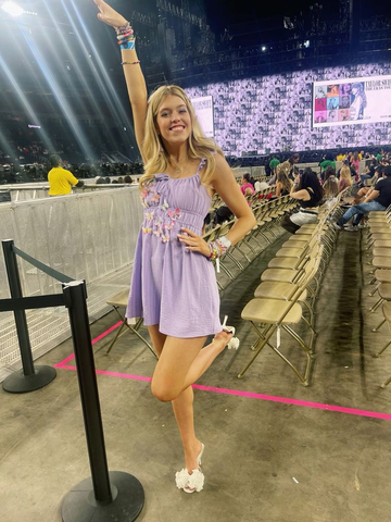 Lindo vestido de fiesta lila de corte A con mariposas Y2474