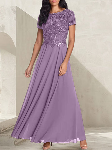 Vestido largo de corte A, color gris carbón, con escote redondo y detalles de pedrería, ideal para la madre de la novia.