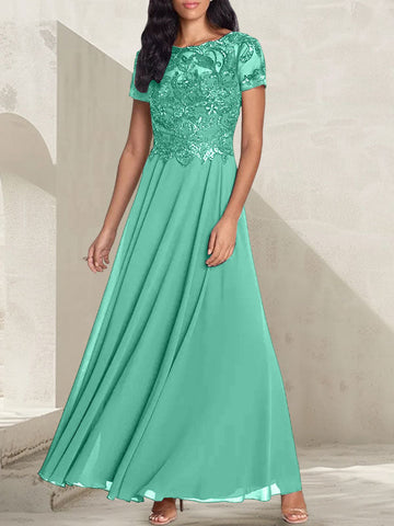 Vestido largo de corte A, color gris carbón, con escote redondo y detalles de pedrería, ideal para la madre de la novia.