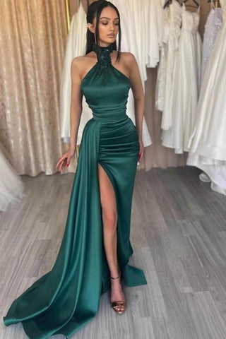 Robe de bal sirène longue et sobre en satin, sans manches, avec fente et col halter.