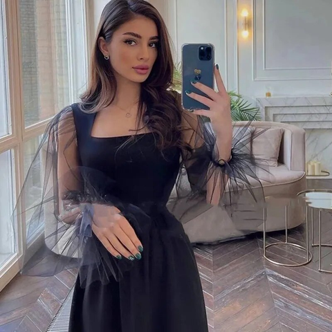 Elegante vestido de noche negro de corte A y manga larga con cuello cuadrado sencillo, ideal para fiestas y ocasiones especiales. Modelo Y4557.