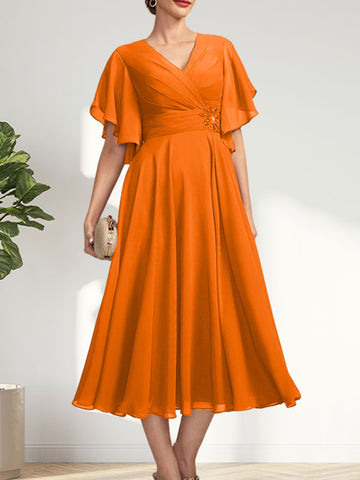 Vestido de corte A, escote en V, largo té, de gasa, para la madre de la novia, con plisados ​​y cuentas.