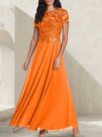 Vestido largo de corte A, color gris carbón, con escote redondo y detalles de pedrería, ideal para la madre de la novia.