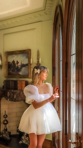 Vestido corto de tul blanco con escote cuadrado y mangas abullonadas Y2375