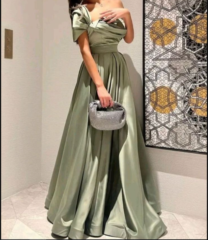 Vestido de noche de satén color salvia, corte en A, escote asimétrico Y5345