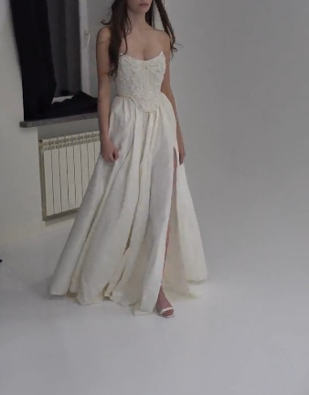 Elegante vestido de noche sin tirantes de satén con cuentas, corte en A, abertura, estilo baile de graduación Y8314