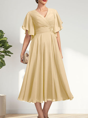 Vestido de corte A, escote en V, largo té, de gasa, para la madre de la novia, con plisados ​​y cuentas.