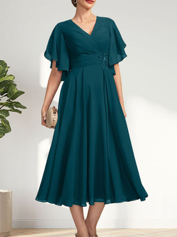 Vestido de corte A, escote en V, largo té, de gasa, para la madre de la novia, con plisados ​​y cuentas.