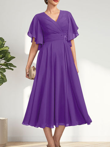 Vestido de corte A, escote en V, largo té, de gasa, para la madre de la novia, con plisados ​​y cuentas.