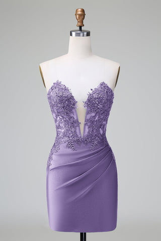 Elegante vestido corto de fiesta ajustado, sin tirantes, plisado y de color verde oscuro con detalles de pedrería.