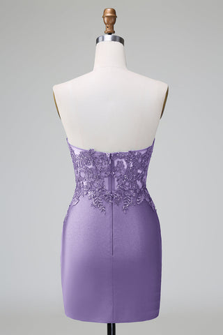 Elegante vestido corto de fiesta ajustado, sin tirantes, plisado y de color verde oscuro con detalles de pedrería.