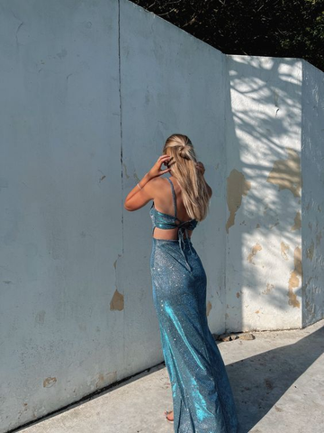 Vestido largo de noche con tirantes finos brillantes, corte tubo y abertura, modelo Y7443