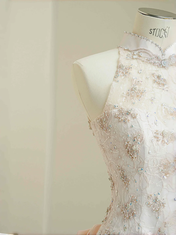 Elegante vestido de noche rosa claro de satén, encaje, lentejuelas y cuentas, corte sirena con abertura, modelo Y8672