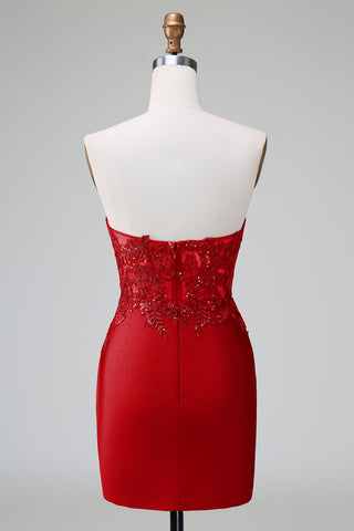 Elegante vestido corto de fiesta ajustado, sin tirantes, plisado y de color verde oscuro con detalles de pedrería.