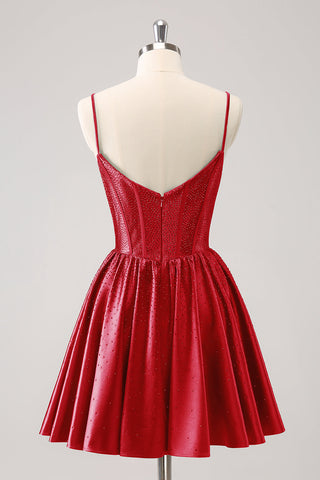 Lindo vestido corto rojo de corte A con tirantes finos, corsé con volantes y pedrería, ideal para fiestas de bienvenida.