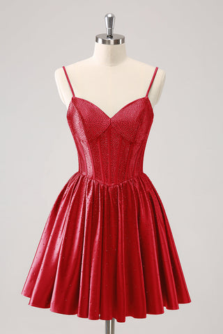 Lindo vestido corto rojo de corte A con tirantes finos, corsé con volantes y pedrería, ideal para fiestas de bienvenida.