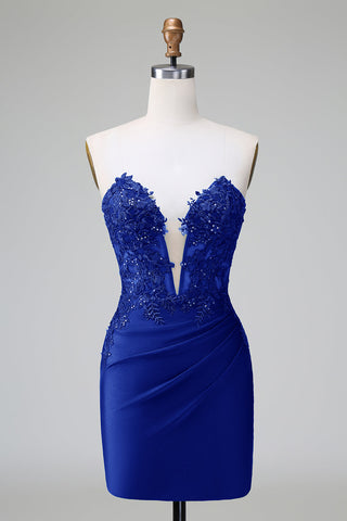 Elegante vestido corto de fiesta ajustado, sin tirantes, plisado y de color verde oscuro con detalles de pedrería.