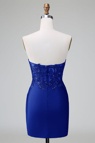 Elegante vestido corto de fiesta ajustado, sin tirantes, plisado y de color verde oscuro con detalles de pedrería.