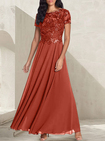 Vestido largo de corte A, color gris carbón, con escote redondo y detalles de pedrería, ideal para la madre de la novia.