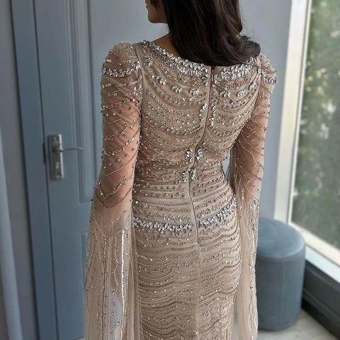 Vestido de noche de lujo color caramelo con cuentas y manga tipo capa LA72604