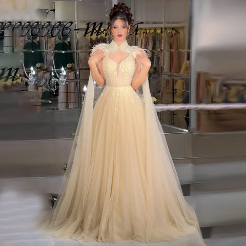 Vestido de noche saudí de lujo, corte A, con plumas, capa larga y cuentas, estilo árabe, color beige, ideal para ocasiones formales (2025) LA72722 
