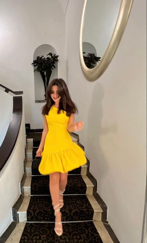 Robe de bal courte jaune asymétrique en satin Y8187