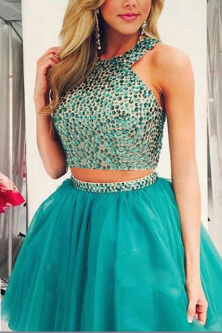 Vestido de fiesta de dos piezas verde con cuentas, de gasa y escote halter. 