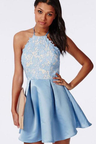 Robe de soirée bleu clair à bretelles et dos nu ornée d'appliques, à petit prix.