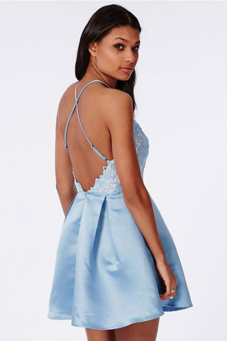 Robe de soirée bleu clair à bretelles et dos nu ornée d'appliques, à petit prix.