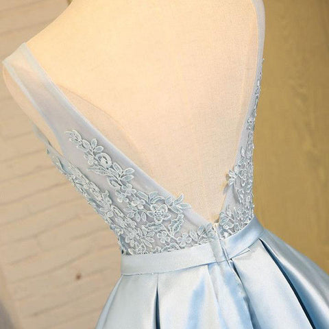 Vestidos de fiesta azules de corte princesa, escote en V, espalda descubierta y apliques 