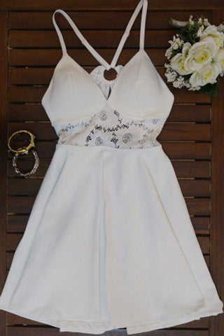 Vestido blanco sencillo de corte A, escote en V, tirantes finos y espalda en X para baile de bienvenida