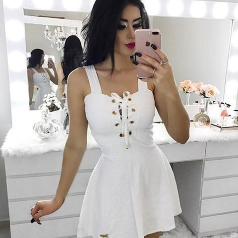 Vestido corto sencillo de corte A con escote cuadrado, ideal para fiestas de graduación o bailes de bienvenida.