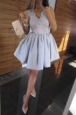 Vestido de fiesta económico color lavanda claro con escote en V profundo y apliques. 