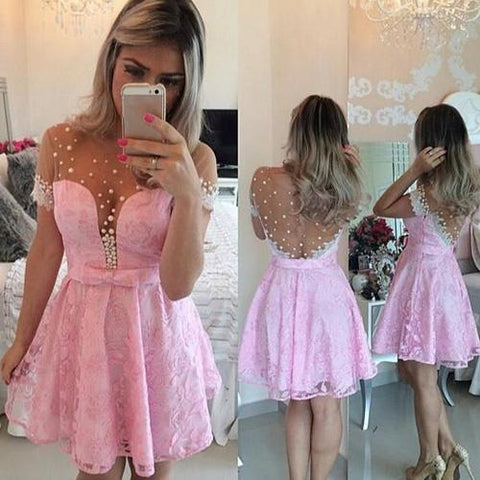 Lindo vestido rosa de fiesta de bienvenida con escote redondo y tul, corte en A, manga. 