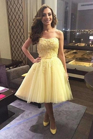 Vestido amarillo de tul con hombros descubiertos, corte en A y apliques para baile de bienvenida 