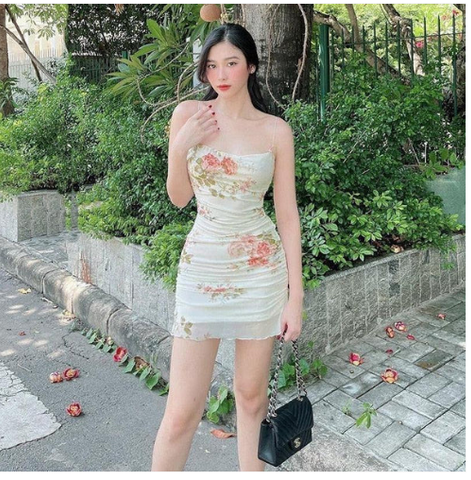 Robe courte à bretelles spaghetti et imprimé floral Y689