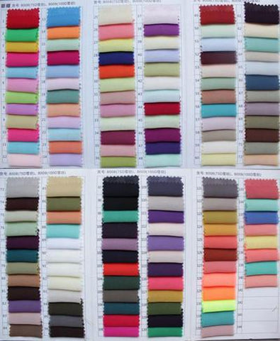 Vestido largo de fiesta de encaje con escote en V y corte en A, con cola de barrido. 