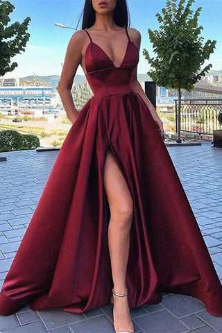 Robe de bal longue en satin, coupe trapèze, col V, fines bretelles spaghetti et fente haute.