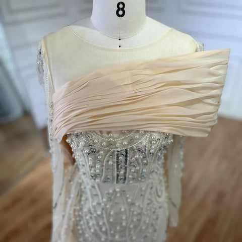 Vestido de noche color nude con cristales estilo sirena, sobrefalda y mangas largas LA72348