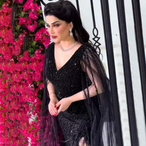 Vestido de noche de lujo con plumas y cuentas, estilo sirena, con mangas tipo capa, abertura alta y detalles de plumas, colección 2025 para mujer, modelo LA72216 