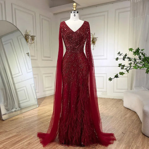 Vestido de noche de lujo con plumas y cuentas, estilo sirena, con mangas tipo capa, abertura alta y detalles de plumas, colección 2025 para mujer, modelo LA72216 