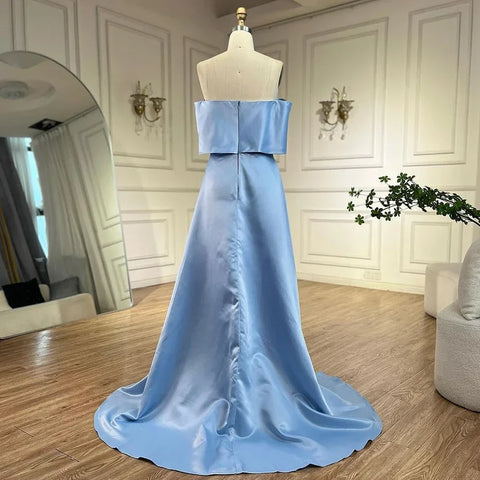 Vestido de noche azul satinado, sencillo y elegante, con escote barco y abertura alta tipo sirena, adornado con cuentas, ideal para fiestas y ocasiones especiales. Modelo LA72458 