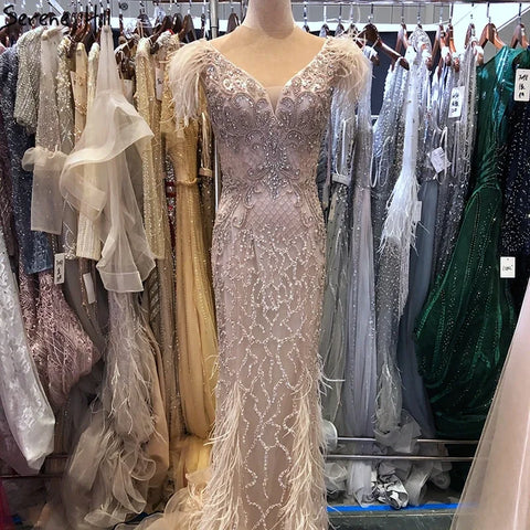 Vestidos de noche elegantes de sirena color champán, con plumas de diamantes, sin mangas, formales, de lujo, con cuentas 2025 LA70350 