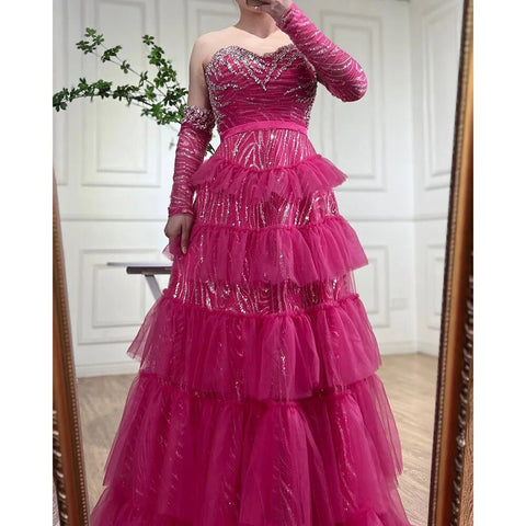Vestido de noche elegante de corte A, escote corazón, hombros descubiertos, falda escalonada con cuentas, color fucsia. Ideal para fiestas y graduaciones. Modelo LA72035. 