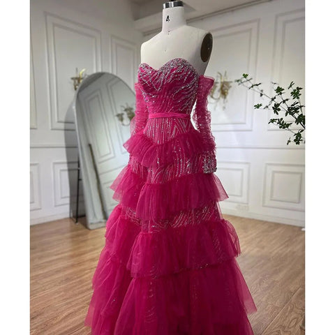 Vestido de noche elegante de corte A, escote corazón, hombros descubiertos, falda escalonada con cuentas, color fucsia. Ideal para fiestas y graduaciones. Modelo LA72035. 